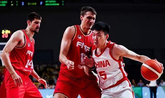 中国男篮险胜塞尔维亚FMP，四人可征战世预赛，不包括崔永熙