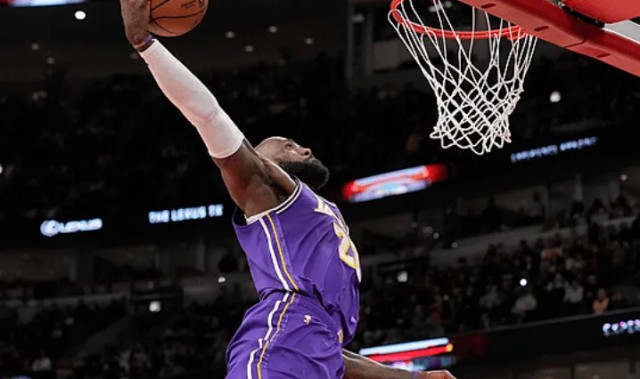 球探体育即时比分-詹姆斯上半场15中9砍下20分，下半场4中0、罚球4中4拿到4分