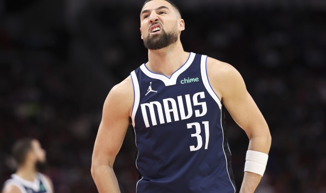 球探体育在线直播-尽力输出！克莱全场13投7中&amp;三分10中4 拿下18分1篮板2助攻